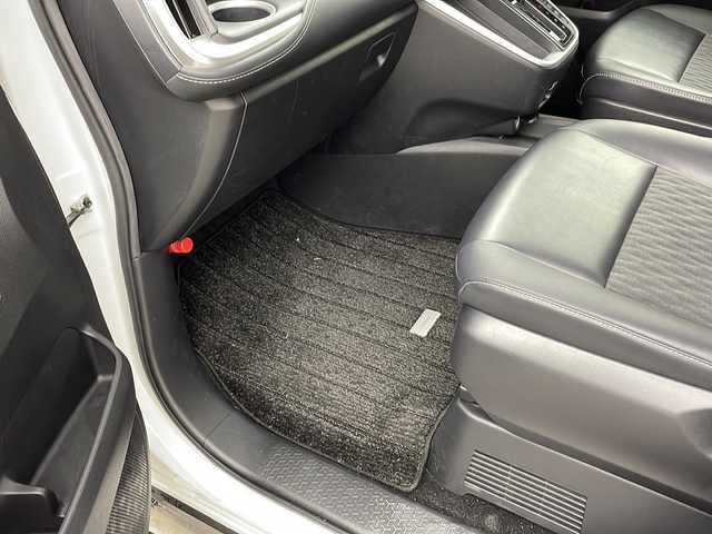 トヨタ ノア ハイブリッド S－Z 兵庫県 2023(令5)年 5.8万km ホワイトパールクリスタルシャイン ・純正10.5インチディスプレイナビオーディオ/・Bluetooth/CD/DVD/USB/フルセグテレビ/・バックカメラ/・トヨタセーフティセンス/・プリクラッシュセーフティ/・レーントレーシングアシスト/・レーダクルーズコントロール/・オートマチックハイビーム/・ロードサインアシスト/・ドライバー異常時対応システム/・プロアクティブドライビングアシスト/・発進遅れ告知機能/・ブラインドスポットモニター/・パーキングサポートブレーキ/・車両接近通報装置/・前後クリアランスソナー/・純正フリップダウンモニター/・電子パーキングブレーキ/・オートブレーキホールド/・両側パワースライドドア/・ステアリングスイッチ/・合皮＋ファブリックシート/・前席シートヒーター/・純正フロアマット/・LEDヘッドライト/・モデリスタシグネチャーイルミブレード/・モデリスタサイドスカート/・ビルトインETC2.0/・100V充電