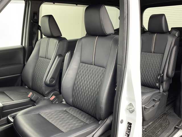 トヨタ ノア ハイブリッド S－Z 兵庫県 2023(令5)年 5.8万km ホワイトパールクリスタルシャイン ・純正10.5インチディスプレイナビオーディオ/・Bluetooth/CD/DVD/USB/フルセグテレビ/・バックカメラ/・トヨタセーフティセンス/・プリクラッシュセーフティ/・レーントレーシングアシスト/・レーダクルーズコントロール/・オートマチックハイビーム/・ロードサインアシスト/・ドライバー異常時対応システム/・プロアクティブドライビングアシスト/・発進遅れ告知機能/・ブラインドスポットモニター/・パーキングサポートブレーキ/・車両接近通報装置/・前後クリアランスソナー/・純正フリップダウンモニター/・電子パーキングブレーキ/・オートブレーキホールド/・両側パワースライドドア/・ステアリングスイッチ/・合皮＋ファブリックシート/・前席シートヒーター/・純正フロアマット/・LEDヘッドライト/・モデリスタシグネチャーイルミブレード/・モデリスタサイドスカート/・ビルトインETC2.0/・100V充電