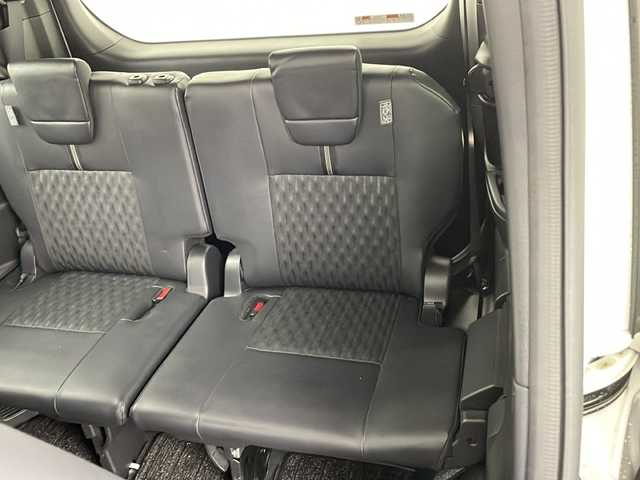 トヨタ ノア ハイブリッド S－Z 兵庫県 2023(令5)年 5.8万km ホワイトパールクリスタルシャイン ・純正10.5インチディスプレイナビオーディオ/・Bluetooth/CD/DVD/USB/フルセグテレビ/・バックカメラ/・トヨタセーフティセンス/・プリクラッシュセーフティ/・レーントレーシングアシスト/・レーダクルーズコントロール/・オートマチックハイビーム/・ロードサインアシスト/・ドライバー異常時対応システム/・プロアクティブドライビングアシスト/・発進遅れ告知機能/・ブラインドスポットモニター/・パーキングサポートブレーキ/・車両接近通報装置/・前後クリアランスソナー/・純正フリップダウンモニター/・電子パーキングブレーキ/・オートブレーキホールド/・両側パワースライドドア/・ステアリングスイッチ/・合皮＋ファブリックシート/・前席シートヒーター/・純正フロアマット/・LEDヘッドライト/・モデリスタシグネチャーイルミブレード/・モデリスタサイドスカート/・ビルトインETC2.0/・100V充電