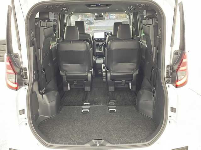 トヨタ ノア ハイブリッド S－Z 兵庫県 2023(令5)年 5.8万km ホワイトパールクリスタルシャイン ・純正10.5インチディスプレイナビオーディオ/・Bluetooth/CD/DVD/USB/フルセグテレビ/・バックカメラ/・トヨタセーフティセンス/・プリクラッシュセーフティ/・レーントレーシングアシスト/・レーダクルーズコントロール/・オートマチックハイビーム/・ロードサインアシスト/・ドライバー異常時対応システム/・プロアクティブドライビングアシスト/・発進遅れ告知機能/・ブラインドスポットモニター/・パーキングサポートブレーキ/・車両接近通報装置/・前後クリアランスソナー/・純正フリップダウンモニター/・電子パーキングブレーキ/・オートブレーキホールド/・両側パワースライドドア/・ステアリングスイッチ/・合皮＋ファブリックシート/・前席シートヒーター/・純正フロアマット/・LEDヘッドライト/・モデリスタシグネチャーイルミブレード/・モデリスタサイドスカート/・ビルトインETC2.0/・100V充電