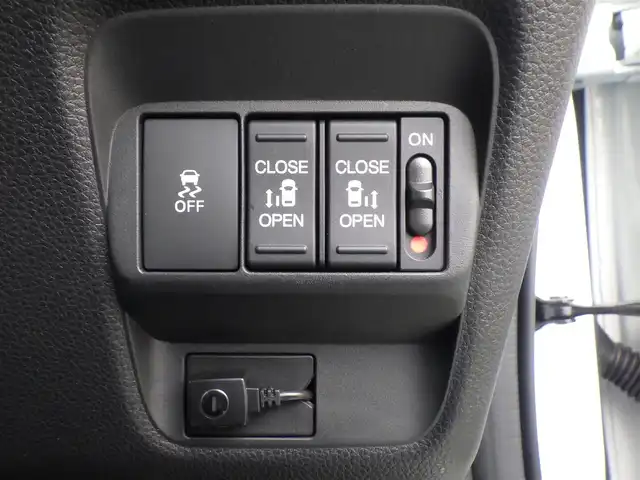 ホンダ フリード ハイブリット e:HEV AIR EX 千葉県 2024(令6)年 2.3万km プラチナホワイトパール ホンダセンシング/・衝突軽減ブレーキ（CMBS）/・車線維持支援システム（LKAS）/・アダプティブクルーズコントロール（ACC）/・ブラインドスポットインフォメーション/・後方誤発進抑制機能/・誤発進抑制機能/両側パワースライドドア/純正コネクトナビ/地デジTV/【Bluetooth接続】/【Apple CarPlay　Android Auto対応】/バックカメラ/ドライブレコーダー（前後撮影）/前席シートヒーター/革巻きステアリング/ETC/LEDヘッドライト/ウインカーミラー/コーナーセンサー/純正15インチアルミホイル/サイド/カーテンエアバッグ/Honda スマートキー