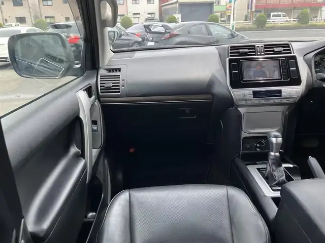 トヨタ ランドクルーザー プラド TX Lパッケージ 三重県 2019(令1)年 4.2万km ブラック ♪ワンオーナー/♪走行41140km/♪車検 令和8年6月26日迄/♪4WD/プリクラッシュセーフティ/レーンディパーチャーアラート/レーダークルーズコントロール/オートマチックハイビーム/クリアランスソナー/黒革シート/前席パワーシート/前席シートヒーター/エアシート/スマートキー×2/プッシュスタート/純正メモリナビ/・USB/HDMI/・フルセグ/SD録音/・DVD再生/・Bluetoothオーディオ/・バックカメラ/2nd START/純正17インチAW/LEDヘッドライト/LEDフォグライト/オートライト/ウィンカーミラー/オートリトラクタブルミラー/ルーフレール/サイドステップ/革巻ステアリング/ステアリングスイッチ/プライバシーガラス/フロアマット/ドアバイザー/ETC/サイド/カーテン/ニーエアバック