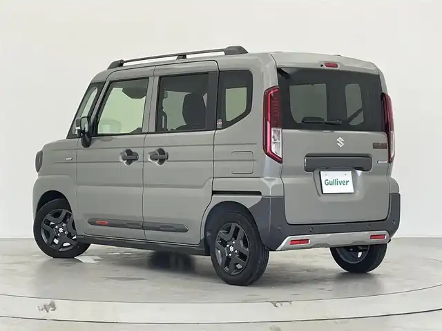 スズキ スペーシア ギア HYBRID XZターボ 宮城県 2024(令6)年 0.8万km モスグレーメタリック 9インチ純正ナビ/フルセグTV/FM/AM/BT/バックカメラ/全方位カメラ/ヘッドアップディスプレイ/クルーズコントロール/ビルトインETC/シートヒーター/ステアリングヒーター/両側パワースライドドア/電動パーキングブレーキ/ブレーキホールド/パドルシフト/オットマン/フォグランプ/ルーフレール/横滑り防止装置/コーナーセンサー/レーンキープアシスト/オートマチックハイビーム/ターボ