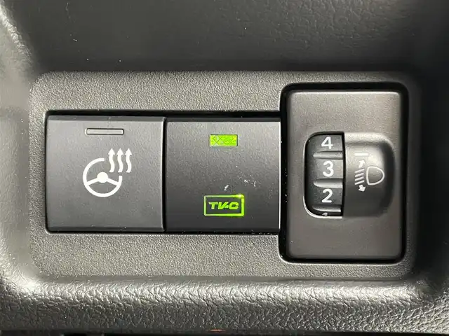 スズキ スペーシア ギア HYBRID XZターボ 宮城県 2024(令6)年 0.8万km モスグレーメタリック 9インチ純正ナビ/フルセグTV/FM/AM/BT/バックカメラ/全方位カメラ/ヘッドアップディスプレイ/クルーズコントロール/ビルトインETC/シートヒーター/ステアリングヒーター/両側パワースライドドア/電動パーキングブレーキ/ブレーキホールド/パドルシフト/オットマン/フォグランプ/ルーフレール/横滑り防止装置/コーナーセンサー/レーンキープアシスト/オートマチックハイビーム/ターボ