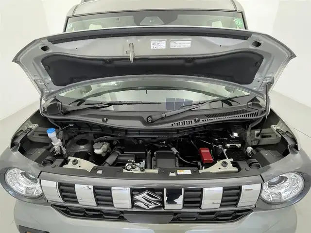 スズキ スペーシア ギア HYBRID XZターボ 宮城県 2024(令6)年 0.8万km モスグレーメタリック 9インチ純正ナビ/フルセグTV/FM/AM/BT/バックカメラ/全方位カメラ/ヘッドアップディスプレイ/クルーズコントロール/ビルトインETC/シートヒーター/ステアリングヒーター/両側パワースライドドア/電動パーキングブレーキ/ブレーキホールド/パドルシフト/オットマン/フォグランプ/ルーフレール/横滑り防止装置/コーナーセンサー/レーンキープアシスト/オートマチックハイビーム/ターボ