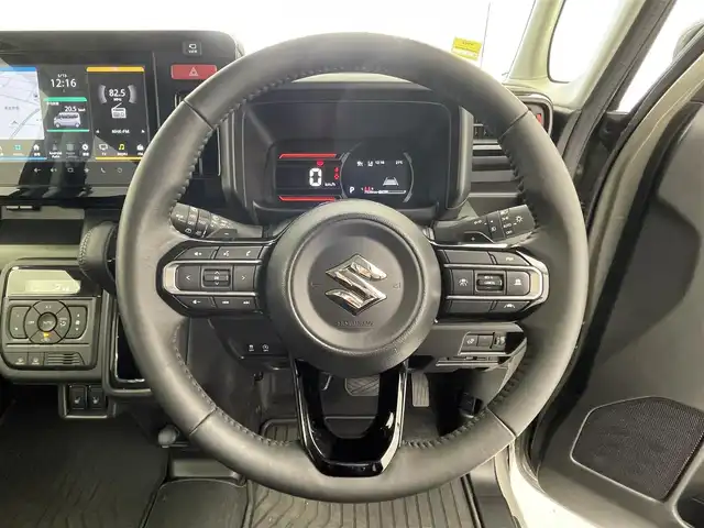 スズキ スペーシア ギア HYBRID XZターボ 宮城県 2024(令6)年 0.8万km モスグレーメタリック 9インチ純正ナビ/フルセグTV/FM/AM/BT/バックカメラ/全方位カメラ/ヘッドアップディスプレイ/クルーズコントロール/ビルトインETC/シートヒーター/ステアリングヒーター/両側パワースライドドア/電動パーキングブレーキ/ブレーキホールド/パドルシフト/オットマン/フォグランプ/ルーフレール/横滑り防止装置/コーナーセンサー/レーンキープアシスト/オートマチックハイビーム/ターボ