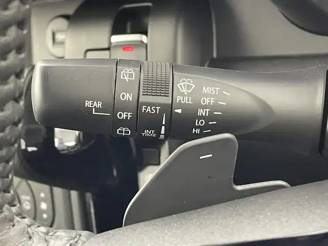 スズキ スペーシア ギア HYBRID XZターボ 宮城県 2024(令6)年 0.8万km モスグレーメタリック 9インチ純正ナビ/フルセグTV/FM/AM/BT/バックカメラ/全方位カメラ/ヘッドアップディスプレイ/クルーズコントロール/ビルトインETC/シートヒーター/ステアリングヒーター/両側パワースライドドア/電動パーキングブレーキ/ブレーキホールド/パドルシフト/オットマン/フォグランプ/ルーフレール/横滑り防止装置/コーナーセンサー/レーンキープアシスト/オートマチックハイビーム/ターボ