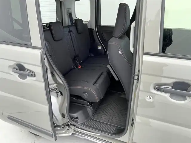 スズキ スペーシア ギア HYBRID XZターボ 宮城県 2024(令6)年 0.8万km モスグレーメタリック 9インチ純正ナビ/フルセグTV/FM/AM/BT/バックカメラ/全方位カメラ/ヘッドアップディスプレイ/クルーズコントロール/ビルトインETC/シートヒーター/ステアリングヒーター/両側パワースライドドア/電動パーキングブレーキ/ブレーキホールド/パドルシフト/オットマン/フォグランプ/ルーフレール/横滑り防止装置/コーナーセンサー/レーンキープアシスト/オートマチックハイビーム/ターボ