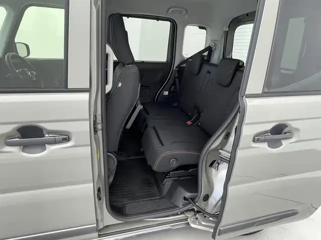 スズキ スペーシア ギア HYBRID XZターボ 宮城県 2024(令6)年 0.8万km モスグレーメタリック 9インチ純正ナビ/フルセグTV/FM/AM/BT/バックカメラ/全方位カメラ/ヘッドアップディスプレイ/クルーズコントロール/ビルトインETC/シートヒーター/ステアリングヒーター/両側パワースライドドア/電動パーキングブレーキ/ブレーキホールド/パドルシフト/オットマン/フォグランプ/ルーフレール/横滑り防止装置/コーナーセンサー/レーンキープアシスト/オートマチックハイビーム/ターボ