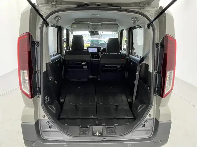スズキ スペーシア ギア HYBRID XZターボ 宮城県 2024(令6)年 0.8万km モスグレーメタリック 9インチ純正ナビ/フルセグTV/FM/AM/BT/バックカメラ/全方位カメラ/ヘッドアップディスプレイ/クルーズコントロール/ビルトインETC/シートヒーター/ステアリングヒーター/両側パワースライドドア/電動パーキングブレーキ/ブレーキホールド/パドルシフト/オットマン/フォグランプ/ルーフレール/横滑り防止装置/コーナーセンサー/レーンキープアシスト/オートマチックハイビーム/ターボ