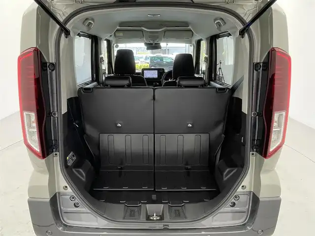 スズキ スペーシア ギア HYBRID XZターボ 宮城県 2024(令6)年 0.8万km モスグレーメタリック 9インチ純正ナビ/フルセグTV/FM/AM/BT/バックカメラ/全方位カメラ/ヘッドアップディスプレイ/クルーズコントロール/ビルトインETC/シートヒーター/ステアリングヒーター/両側パワースライドドア/電動パーキングブレーキ/ブレーキホールド/パドルシフト/オットマン/フォグランプ/ルーフレール/横滑り防止装置/コーナーセンサー/レーンキープアシスト/オートマチックハイビーム/ターボ