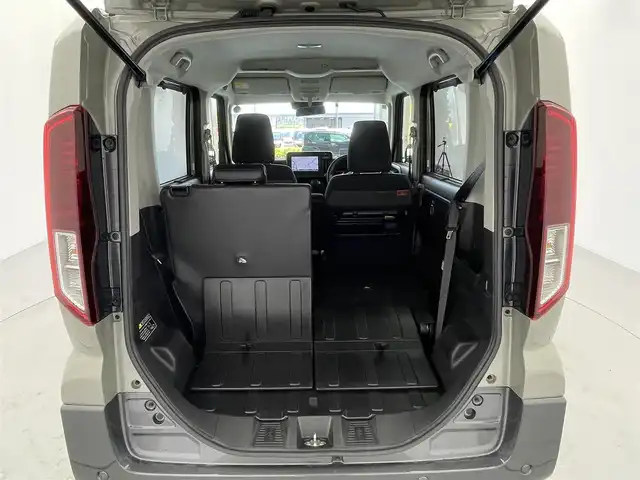 スズキ スペーシア ギア HYBRID XZターボ 宮城県 2024(令6)年 0.8万km モスグレーメタリック 9インチ純正ナビ/フルセグTV/FM/AM/BT/バックカメラ/全方位カメラ/ヘッドアップディスプレイ/クルーズコントロール/ビルトインETC/シートヒーター/ステアリングヒーター/両側パワースライドドア/電動パーキングブレーキ/ブレーキホールド/パドルシフト/オットマン/フォグランプ/ルーフレール/横滑り防止装置/コーナーセンサー/レーンキープアシスト/オートマチックハイビーム/ターボ
