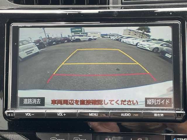 トヨタ アクア 静岡県 2017(平29)年 6.4万km ライムホワイトパールクリスタルシャイン ●純正ナビ/(ワンセグ/CD/DVD/Bluetooth)/(NSZT-Y66T)/●前席シートヒーター/●バックカメラ/●衝突被害軽減システム/●レーンキープアシスト/●オートライト/●オートマチックハイビーム/●革巻きステアリング/●ステアリングスイッチ/●レベライザー/●電動格納ウィンカーミラー/●ETC/●前方ドライブレコーダー/●ドアバイザー/●フロアマット/●社外15インチアルミホイール(モデリスタ）/●ダブルSRS＋ABS