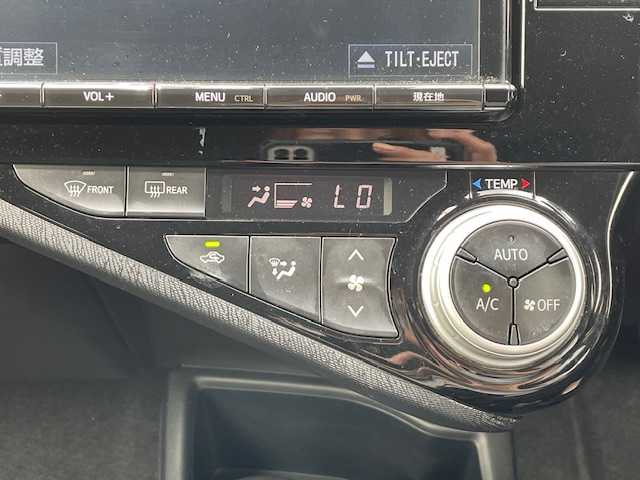 トヨタ アクア 静岡県 2017(平29)年 6.4万km ライムホワイトパールクリスタルシャイン ●純正ナビ/(ワンセグ/CD/DVD/Bluetooth)/(NSZT-Y66T)/●前席シートヒーター/●バックカメラ/●衝突被害軽減システム/●レーンキープアシスト/●オートライト/●オートマチックハイビーム/●革巻きステアリング/●ステアリングスイッチ/●レベライザー/●電動格納ウィンカーミラー/●ETC/●前方ドライブレコーダー/●ドアバイザー/●フロアマット/●社外15インチアルミホイール(モデリスタ）/●ダブルSRS＋ABS