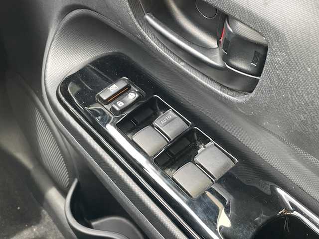 トヨタ アクア 静岡県 2017(平29)年 6.4万km ライムホワイトパールクリスタルシャイン ●純正ナビ/(ワンセグ/CD/DVD/Bluetooth)/(NSZT-Y66T)/●前席シートヒーター/●バックカメラ/●衝突被害軽減システム/●レーンキープアシスト/●オートライト/●オートマチックハイビーム/●革巻きステアリング/●ステアリングスイッチ/●レベライザー/●電動格納ウィンカーミラー/●ETC/●前方ドライブレコーダー/●ドアバイザー/●フロアマット/●社外15インチアルミホイール(モデリスタ）/●ダブルSRS＋ABS