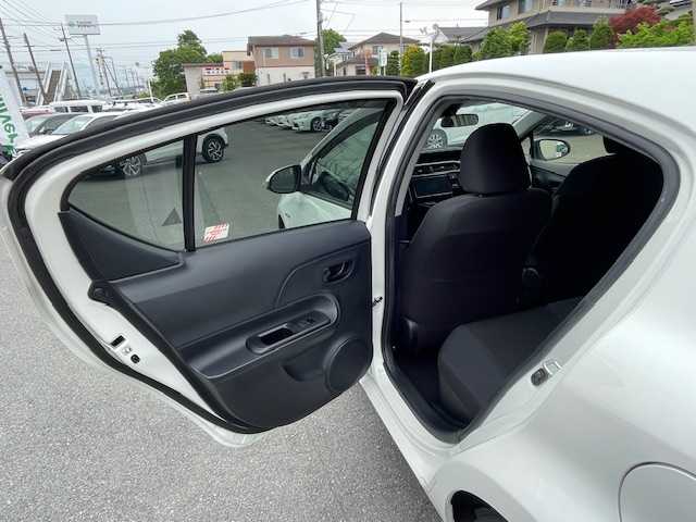 トヨタ アクア 静岡県 2017(平29)年 6.4万km ライムホワイトパールクリスタルシャイン ●純正ナビ/(ワンセグ/CD/DVD/Bluetooth)/(NSZT-Y66T)/●前席シートヒーター/●バックカメラ/●衝突被害軽減システム/●レーンキープアシスト/●オートライト/●オートマチックハイビーム/●革巻きステアリング/●ステアリングスイッチ/●レベライザー/●電動格納ウィンカーミラー/●ETC/●前方ドライブレコーダー/●ドアバイザー/●フロアマット/●社外15インチアルミホイール(モデリスタ）/●ダブルSRS＋ABS