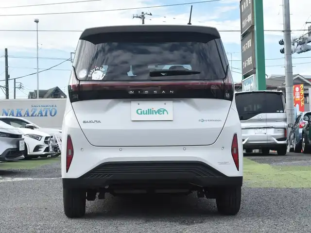 日産 サクラ X 神奈川県 2023(令5)年 0.7万km ホワイトパール ディスプレイオーディオ/：Bluetoothオーディオ/ビルトインETC/360度セーフティアシスト/：e-pedal/純正１４インチアルミホイール/純正フロアマット/クリアランスソナー