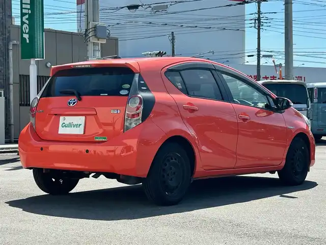 トヨタ アクア G 静岡県 2014(平26)年 3.5万km シトラスオレンジマイカメタリック 社外ＳＤナビ（Ｂｌｕｅｔｏｏｔｈ、ＣＤ、ＤＶＤ、フルセグＴＶ）/バックカメラ/ＥＴＣ/横滑り防止装置/純正フロアマット/オートライト/スマートキー/ドアバイザー/前後コーナーセンサー/ダブルエアバック/横滑り防止装置/プッシュスタート/オートエアコン/キセノンヘッドライト