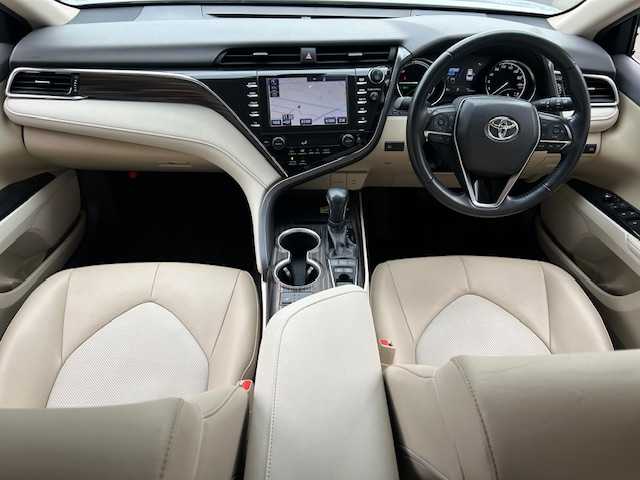 トヨタ カムリ G レザーパッケージ 宮城県 2018(平30)年 6.7万km プラチナホワイトパールマイカ トヨタセーフティセンス/・プリクラッシュセーフティ/・レーダークルーズコントロール/・レーントレーシングアシスト/・オートマチックハイビーム/ヘッドアップディスプレイ/純正ナビ/・バックカメラ/・フルセグTV/Bluetooth/CD/DVD/USB/AUX/・ビルトインETC/・前方ドライブレコーダー/アイドリングストップ/フロント熱線/電子パーキング/・オートブレーキホールド/革巻きステアリング/・ステアリングスイッチ/レザーシート/・パワーシート（運転席/助手席）/・シートヒーター（運転席/助手席）/LEDヘッドライト/・オートライト/・フォグランプ/プッシュスタート/・スマートキー/純正アルミホイール/純正フロアマット/ドアバイザー