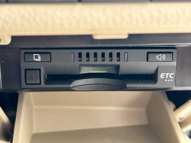 トヨタ カムリ G レザーパッケージ 宮城県 2018(平30)年 6.7万km プラチナホワイトパールマイカ トヨタセーフティセンス/・プリクラッシュセーフティ/・レーダークルーズコントロール/・レーントレーシングアシスト/・オートマチックハイビーム/ヘッドアップディスプレイ/純正ナビ/・バックカメラ/・フルセグTV/Bluetooth/CD/DVD/USB/AUX/・ビルトインETC/・前方ドライブレコーダー/アイドリングストップ/フロント熱線/電子パーキング/・オートブレーキホールド/革巻きステアリング/・ステアリングスイッチ/レザーシート/・パワーシート（運転席/助手席）/・シートヒーター（運転席/助手席）/LEDヘッドライト/・オートライト/・フォグランプ/プッシュスタート/・スマートキー/純正アルミホイール/純正フロアマット/ドアバイザー