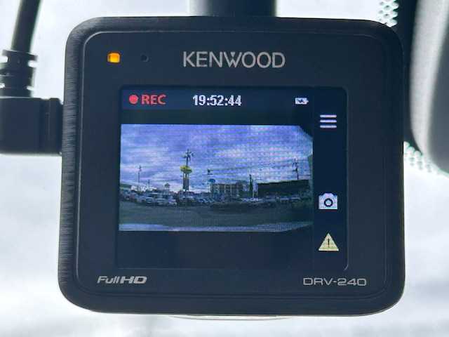 トヨタ カムリ G レザーパッケージ 宮城県 2018(平30)年 6.7万km プラチナホワイトパールマイカ トヨタセーフティセンス/・プリクラッシュセーフティ/・レーダークルーズコントロール/・レーントレーシングアシスト/・オートマチックハイビーム/ヘッドアップディスプレイ/純正ナビ/・バックカメラ/・フルセグTV/Bluetooth/CD/DVD/USB/AUX/・ビルトインETC/・前方ドライブレコーダー/アイドリングストップ/フロント熱線/電子パーキング/・オートブレーキホールド/革巻きステアリング/・ステアリングスイッチ/レザーシート/・パワーシート（運転席/助手席）/・シートヒーター（運転席/助手席）/LEDヘッドライト/・オートライト/・フォグランプ/プッシュスタート/・スマートキー/純正アルミホイール/純正フロアマット/ドアバイザー