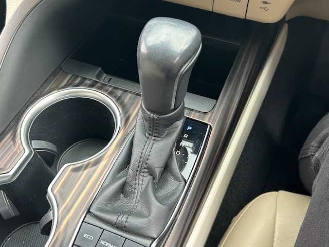 トヨタ カムリ G レザーパッケージ 宮城県 2018(平30)年 6.7万km プラチナホワイトパールマイカ トヨタセーフティセンス/・プリクラッシュセーフティ/・レーダークルーズコントロール/・レーントレーシングアシスト/・オートマチックハイビーム/ヘッドアップディスプレイ/純正ナビ/・バックカメラ/・フルセグTV/Bluetooth/CD/DVD/USB/AUX/・ビルトインETC/・前方ドライブレコーダー/アイドリングストップ/フロント熱線/電子パーキング/・オートブレーキホールド/革巻きステアリング/・ステアリングスイッチ/レザーシート/・パワーシート（運転席/助手席）/・シートヒーター（運転席/助手席）/LEDヘッドライト/・オートライト/・フォグランプ/プッシュスタート/・スマートキー/純正アルミホイール/純正フロアマット/ドアバイザー