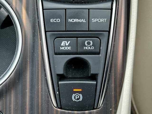 トヨタ カムリ G レザーパッケージ 宮城県 2018(平30)年 6.7万km プラチナホワイトパールマイカ トヨタセーフティセンス/・プリクラッシュセーフティ/・レーダークルーズコントロール/・レーントレーシングアシスト/・オートマチックハイビーム/ヘッドアップディスプレイ/純正ナビ/・バックカメラ/・フルセグTV/Bluetooth/CD/DVD/USB/AUX/・ビルトインETC/・前方ドライブレコーダー/アイドリングストップ/フロント熱線/電子パーキング/・オートブレーキホールド/革巻きステアリング/・ステアリングスイッチ/レザーシート/・パワーシート（運転席/助手席）/・シートヒーター（運転席/助手席）/LEDヘッドライト/・オートライト/・フォグランプ/プッシュスタート/・スマートキー/純正アルミホイール/純正フロアマット/ドアバイザー