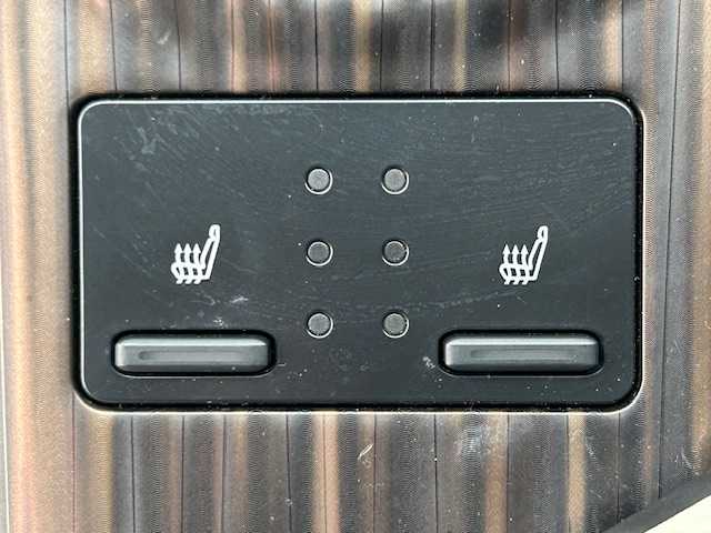 トヨタ カムリ G レザーパッケージ 宮城県 2018(平30)年 6.7万km プラチナホワイトパールマイカ トヨタセーフティセンス/・プリクラッシュセーフティ/・レーダークルーズコントロール/・レーントレーシングアシスト/・オートマチックハイビーム/ヘッドアップディスプレイ/純正ナビ/・バックカメラ/・フルセグTV/Bluetooth/CD/DVD/USB/AUX/・ビルトインETC/・前方ドライブレコーダー/アイドリングストップ/フロント熱線/電子パーキング/・オートブレーキホールド/革巻きステアリング/・ステアリングスイッチ/レザーシート/・パワーシート（運転席/助手席）/・シートヒーター（運転席/助手席）/LEDヘッドライト/・オートライト/・フォグランプ/プッシュスタート/・スマートキー/純正アルミホイール/純正フロアマット/ドアバイザー