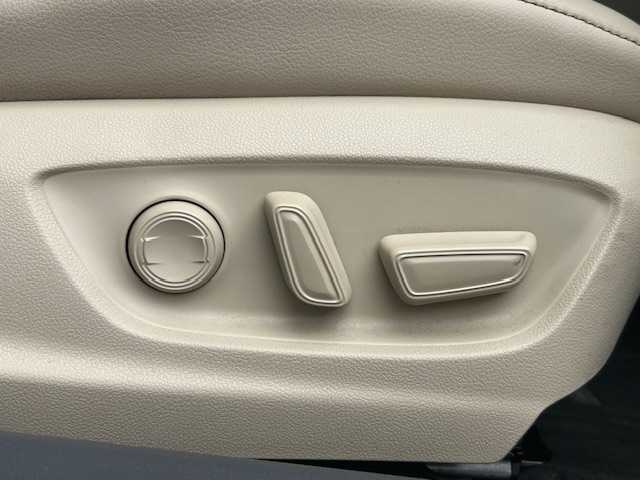 トヨタ カムリ G レザーパッケージ 宮城県 2018(平30)年 6.7万km プラチナホワイトパールマイカ トヨタセーフティセンス/・プリクラッシュセーフティ/・レーダークルーズコントロール/・レーントレーシングアシスト/・オートマチックハイビーム/ヘッドアップディスプレイ/純正ナビ/・バックカメラ/・フルセグTV/Bluetooth/CD/DVD/USB/AUX/・ビルトインETC/・前方ドライブレコーダー/アイドリングストップ/フロント熱線/電子パーキング/・オートブレーキホールド/革巻きステアリング/・ステアリングスイッチ/レザーシート/・パワーシート（運転席/助手席）/・シートヒーター（運転席/助手席）/LEDヘッドライト/・オートライト/・フォグランプ/プッシュスタート/・スマートキー/純正アルミホイール/純正フロアマット/ドアバイザー