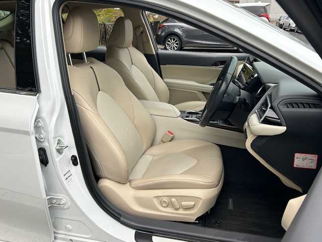 トヨタ カムリ G レザーパッケージ 宮城県 2018(平30)年 6.7万km プラチナホワイトパールマイカ トヨタセーフティセンス/・プリクラッシュセーフティ/・レーダークルーズコントロール/・レーントレーシングアシスト/・オートマチックハイビーム/ヘッドアップディスプレイ/純正ナビ/・バックカメラ/・フルセグTV/Bluetooth/CD/DVD/USB/AUX/・ビルトインETC/・前方ドライブレコーダー/アイドリングストップ/フロント熱線/電子パーキング/・オートブレーキホールド/革巻きステアリング/・ステアリングスイッチ/レザーシート/・パワーシート（運転席/助手席）/・シートヒーター（運転席/助手席）/LEDヘッドライト/・オートライト/・フォグランプ/プッシュスタート/・スマートキー/純正アルミホイール/純正フロアマット/ドアバイザー