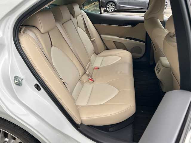 トヨタ カムリ G レザーパッケージ 宮城県 2018(平30)年 6.7万km プラチナホワイトパールマイカ トヨタセーフティセンス/・プリクラッシュセーフティ/・レーダークルーズコントロール/・レーントレーシングアシスト/・オートマチックハイビーム/ヘッドアップディスプレイ/純正ナビ/・バックカメラ/・フルセグTV/Bluetooth/CD/DVD/USB/AUX/・ビルトインETC/・前方ドライブレコーダー/アイドリングストップ/フロント熱線/電子パーキング/・オートブレーキホールド/革巻きステアリング/・ステアリングスイッチ/レザーシート/・パワーシート（運転席/助手席）/・シートヒーター（運転席/助手席）/LEDヘッドライト/・オートライト/・フォグランプ/プッシュスタート/・スマートキー/純正アルミホイール/純正フロアマット/ドアバイザー