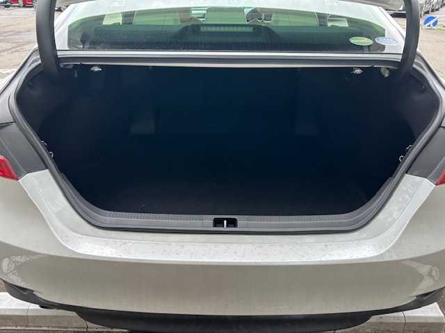 トヨタ カムリ G レザーパッケージ 宮城県 2018(平30)年 6.7万km プラチナホワイトパールマイカ トヨタセーフティセンス/・プリクラッシュセーフティ/・レーダークルーズコントロール/・レーントレーシングアシスト/・オートマチックハイビーム/ヘッドアップディスプレイ/純正ナビ/・バックカメラ/・フルセグTV/Bluetooth/CD/DVD/USB/AUX/・ビルトインETC/・前方ドライブレコーダー/アイドリングストップ/フロント熱線/電子パーキング/・オートブレーキホールド/革巻きステアリング/・ステアリングスイッチ/レザーシート/・パワーシート（運転席/助手席）/・シートヒーター（運転席/助手席）/LEDヘッドライト/・オートライト/・フォグランプ/プッシュスタート/・スマートキー/純正アルミホイール/純正フロアマット/ドアバイザー