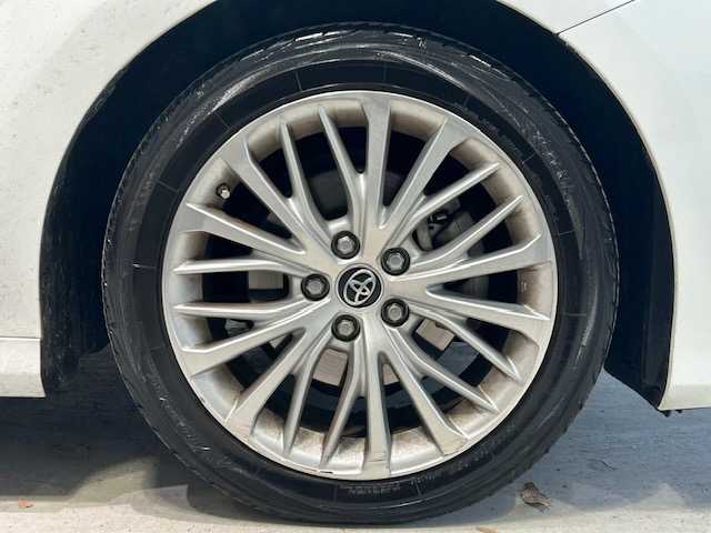 トヨタ カムリ G レザーパッケージ 宮城県 2018(平30)年 6.7万km プラチナホワイトパールマイカ トヨタセーフティセンス/・プリクラッシュセーフティ/・レーダークルーズコントロール/・レーントレーシングアシスト/・オートマチックハイビーム/ヘッドアップディスプレイ/純正ナビ/・バックカメラ/・フルセグTV/Bluetooth/CD/DVD/USB/AUX/・ビルトインETC/・前方ドライブレコーダー/アイドリングストップ/フロント熱線/電子パーキング/・オートブレーキホールド/革巻きステアリング/・ステアリングスイッチ/レザーシート/・パワーシート（運転席/助手席）/・シートヒーター（運転席/助手席）/LEDヘッドライト/・オートライト/・フォグランプ/プッシュスタート/・スマートキー/純正アルミホイール/純正フロアマット/ドアバイザー