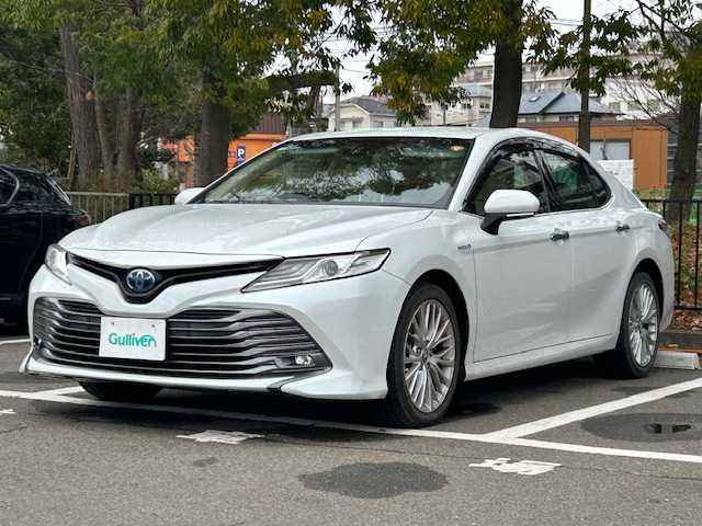 トヨタ カムリ G レザーパッケージ 宮城県 2018(平30)年 6.7万km プラチナホワイトパールマイカ トヨタセーフティセンス/・プリクラッシュセーフティ/・レーダークルーズコントロール/・レーントレーシングアシスト/・オートマチックハイビーム/ヘッドアップディスプレイ/純正ナビ/・バックカメラ/・フルセグTV/Bluetooth/CD/DVD/USB/AUX/・ビルトインETC/・前方ドライブレコーダー/アイドリングストップ/フロント熱線/電子パーキング/・オートブレーキホールド/革巻きステアリング/・ステアリングスイッチ/レザーシート/・パワーシート（運転席/助手席）/・シートヒーター（運転席/助手席）/LEDヘッドライト/・オートライト/・フォグランプ/プッシュスタート/・スマートキー/純正アルミホイール/純正フロアマット/ドアバイザー