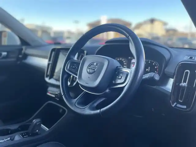 ボルボ ＸＣ４０ T4 AWD モメンタム 栃木県 2020(令2)年 5.3万km オニキスブラックP スライディングサンルーフ /Harman/Kardon/ナビ/フルセグTV/全方位カメラ/ETC/ACC/インテリセーフ/パワーシート /ハーフレザー /全席シートヒーター /ステアリングヒーター/LEDヘッドライト/オートライト/パークセンサー/レーンキープアシスト/ブラインドスポット /リヤトラフィックアラート