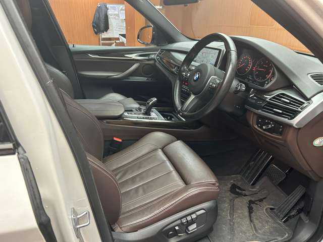 ＢＭＷ Ｘ５ xDrive 35d Mスポーツ 千葉県 2016(平28)年 5万km アルピンホワイトⅢ パノラマＳＲ　/ＡＣＣ　/茶革　/ナビ　/ＴＶ　/ＤＶＤ再生　/Ｂカメラ　/シートヒーター　/電動リアゲート　/ＬＥＤヘッドライト　/コンフォートアクセス　/衝突軽減Ｂ　/ＢＳＭ　/ＬＫＡ　/ＭＴモード　/禁煙車　/ＥＴＣ