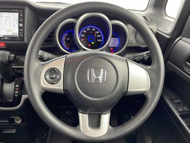 ホンダ Ｎ ＢＯＸ カスタム G 岐阜県 2013(平25)年 10.9万km プレミアムホワイトパール 純正ナビ/AM/FM/TV/SD/CD/DVD/両側スライドドア/ＨＩＤヘッドライト/社外１４インチアルミホイール/ステアリングリモコン/フォグライト/純正ドアバイザー/純正フロアマット/ステアリングリモコン/横滑り防止