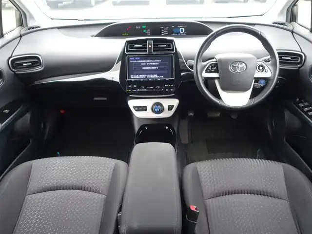 トヨタ プリウス A 静岡県 2018(平30)年 5.6万km スティールブロンドM 走行距離56千キロ/セーフティセンス/　・プリクラッシュセーフティ/　・レーダークルーズコントロール/　・オートマチックハイビーム/　・レーンディパーチャーアラート/ブラインドスポットモニター/ヘッドアップディスプレイ/シンプルインテリジェントパーキングアシスト/インテリジェントクリアランスソナー/純正9インチSDナビ/　CD/DVD/BT/SD/フルセグTV/ビルトインETC/社外デジタルインナーミラー（前後ドラレコ付）/   Dream maker DMDR-27/運転席シートリフター/ブラックコンソール/プッシュスタート／スマートキー/純正フロアマット／ドアバイザー/取扱説明書／保証書