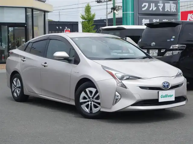 トヨタ プリウス A 静岡県 2018(平30)年 5.6万km スティールブロンドM 走行距離56千キロ/セーフティセンス/　・プリクラッシュセーフティ/　・レーダークルーズコントロール/　・オートマチックハイビーム/　・レーンディパーチャーアラート/ブラインドスポットモニター/ヘッドアップディスプレイ/シンプルインテリジェントパーキングアシスト/インテリジェントクリアランスソナー/純正9インチSDナビ/　CD/DVD/BT/SD/フルセグTV/ビルトインETC/社外デジタルインナーミラー（前後ドラレコ付）/   Dream maker DMDR-27/運転席シートリフター/ブラックコンソール/プッシュスタート／スマートキー/純正フロアマット／ドアバイザー/取扱説明書／保証書