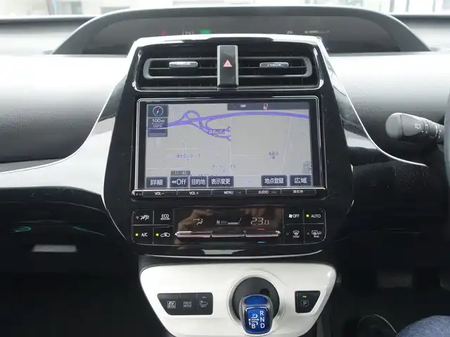 トヨタ プリウス A 静岡県 2018(平30)年 5.6万km スティールブロンドM 走行距離56千キロ/セーフティセンス/　・プリクラッシュセーフティ/　・レーダークルーズコントロール/　・オートマチックハイビーム/　・レーンディパーチャーアラート/ブラインドスポットモニター/ヘッドアップディスプレイ/シンプルインテリジェントパーキングアシスト/インテリジェントクリアランスソナー/純正9インチSDナビ/　CD/DVD/BT/SD/フルセグTV/ビルトインETC/社外デジタルインナーミラー（前後ドラレコ付）/   Dream maker DMDR-27/運転席シートリフター/ブラックコンソール/プッシュスタート／スマートキー/純正フロアマット／ドアバイザー/取扱説明書／保証書