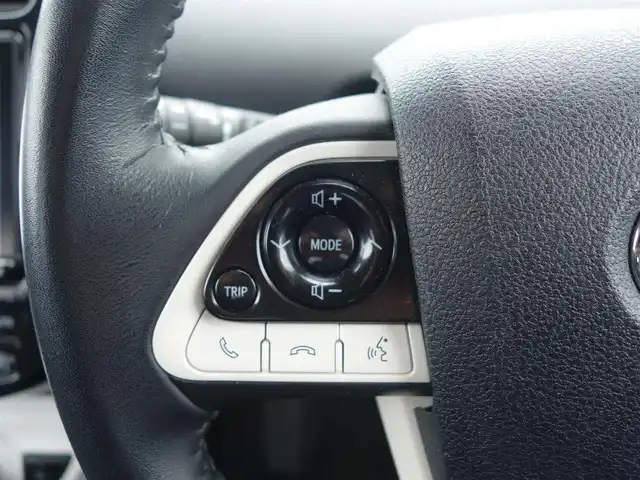 トヨタ プリウス A 静岡県 2018(平30)年 5.6万km スティールブロンドM 走行距離56千キロ/セーフティセンス/　・プリクラッシュセーフティ/　・レーダークルーズコントロール/　・オートマチックハイビーム/　・レーンディパーチャーアラート/ブラインドスポットモニター/ヘッドアップディスプレイ/シンプルインテリジェントパーキングアシスト/インテリジェントクリアランスソナー/純正9インチSDナビ/　CD/DVD/BT/SD/フルセグTV/ビルトインETC/社外デジタルインナーミラー（前後ドラレコ付）/   Dream maker DMDR-27/運転席シートリフター/ブラックコンソール/プッシュスタート／スマートキー/純正フロアマット／ドアバイザー/取扱説明書／保証書