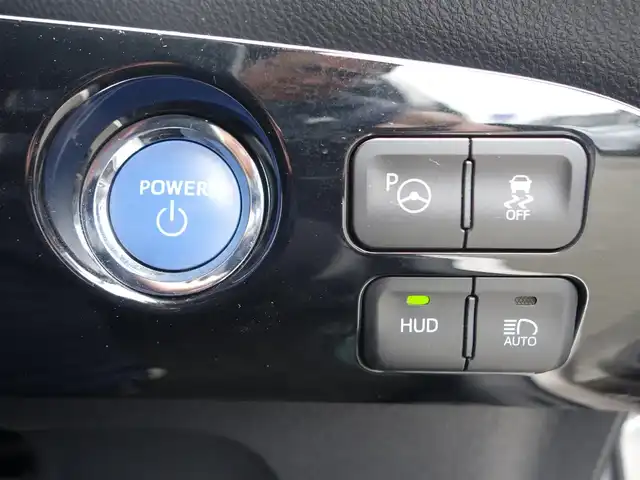 トヨタ プリウス A 静岡県 2018(平30)年 5.6万km スティールブロンドM 走行距離56千キロ/セーフティセンス/　・プリクラッシュセーフティ/　・レーダークルーズコントロール/　・オートマチックハイビーム/　・レーンディパーチャーアラート/ブラインドスポットモニター/ヘッドアップディスプレイ/シンプルインテリジェントパーキングアシスト/インテリジェントクリアランスソナー/純正9インチSDナビ/　CD/DVD/BT/SD/フルセグTV/ビルトインETC/社外デジタルインナーミラー（前後ドラレコ付）/   Dream maker DMDR-27/運転席シートリフター/ブラックコンソール/プッシュスタート／スマートキー/純正フロアマット／ドアバイザー/取扱説明書／保証書