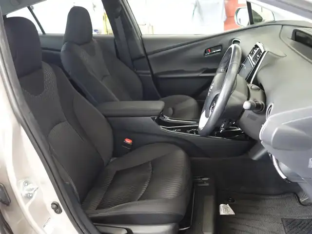 トヨタ プリウス A 静岡県 2018(平30)年 5.6万km スティールブロンドM 走行距離56千キロ/セーフティセンス/　・プリクラッシュセーフティ/　・レーダークルーズコントロール/　・オートマチックハイビーム/　・レーンディパーチャーアラート/ブラインドスポットモニター/ヘッドアップディスプレイ/シンプルインテリジェントパーキングアシスト/インテリジェントクリアランスソナー/純正9インチSDナビ/　CD/DVD/BT/SD/フルセグTV/ビルトインETC/社外デジタルインナーミラー（前後ドラレコ付）/   Dream maker DMDR-27/運転席シートリフター/ブラックコンソール/プッシュスタート／スマートキー/純正フロアマット／ドアバイザー/取扱説明書／保証書
