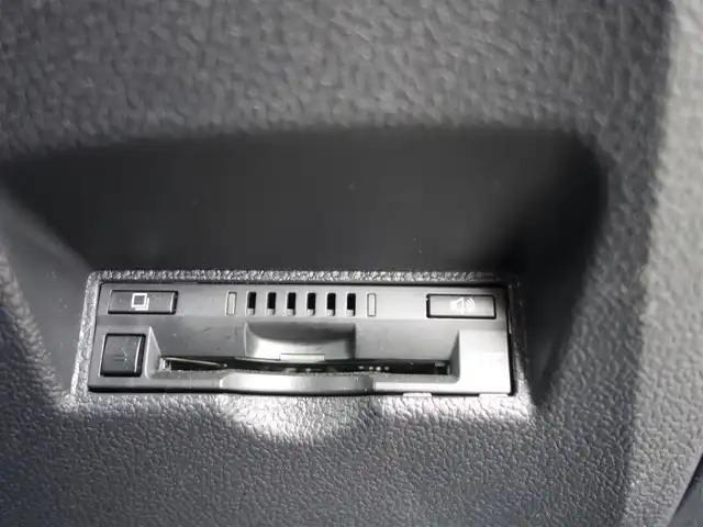 トヨタ プリウス A 静岡県 2018(平30)年 5.6万km スティールブロンドM 走行距離56千キロ/セーフティセンス/　・プリクラッシュセーフティ/　・レーダークルーズコントロール/　・オートマチックハイビーム/　・レーンディパーチャーアラート/ブラインドスポットモニター/ヘッドアップディスプレイ/シンプルインテリジェントパーキングアシスト/インテリジェントクリアランスソナー/純正9インチSDナビ/　CD/DVD/BT/SD/フルセグTV/ビルトインETC/社外デジタルインナーミラー（前後ドラレコ付）/   Dream maker DMDR-27/運転席シートリフター/ブラックコンソール/プッシュスタート／スマートキー/純正フロアマット／ドアバイザー/取扱説明書／保証書