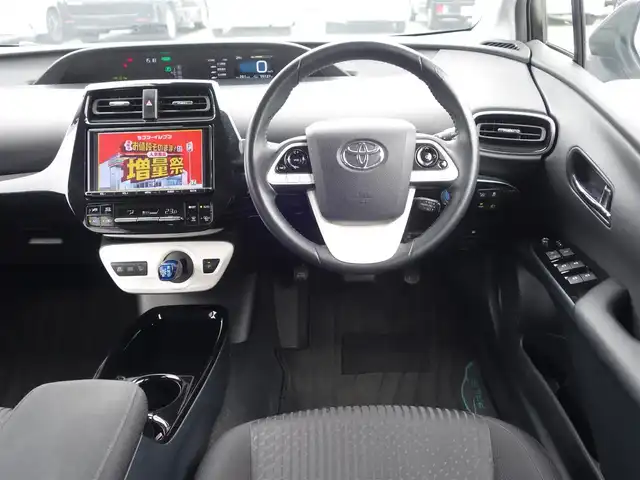 トヨタ プリウス A 静岡県 2018(平30)年 5.6万km スティールブロンドM 走行距離56千キロ/セーフティセンス/　・プリクラッシュセーフティ/　・レーダークルーズコントロール/　・オートマチックハイビーム/　・レーンディパーチャーアラート/ブラインドスポットモニター/ヘッドアップディスプレイ/シンプルインテリジェントパーキングアシスト/インテリジェントクリアランスソナー/純正9インチSDナビ/　CD/DVD/BT/SD/フルセグTV/ビルトインETC/社外デジタルインナーミラー（前後ドラレコ付）/   Dream maker DMDR-27/運転席シートリフター/ブラックコンソール/プッシュスタート／スマートキー/純正フロアマット／ドアバイザー/取扱説明書／保証書