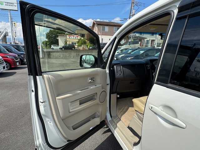 三菱 デリカＤ：５ D－Power package 静岡県 2017(平29)年 4.5万km ウォームホワイトP/スターリングシルバーM ●社外ナビ/(フルセグ/CD/DVD/Bluetooth)/(EX9V)/●前席シートヒーター/●クルーズコントロール/●社外車高調/●社外マフラー/●パドルシフト/●オートライト/●革巻きステアリング/●ステアリングスイッチ/●ETC/●電動リアゲート/●フリップダウンモニター(ALPINE)/●両側パワースライドドア/●電動格納ウィンカーミラー/●ドアバイザー/●スマートキー/●純正フロアマット/●純正18インチアルミホイール/●ダブル＋ニーSRS＋ABS/●車両取扱説明書/●ナビ取扱説明書