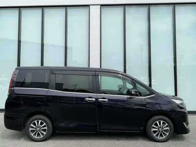トヨタ エスクァイア ハイブリッド Gi 大阪府 2020(令2)年 6.9万km スパークリングブラックパールクリスタルシャイン ワンオーナー　/純正９インチナビ　/  フルセグTV/CD/DVD/Bluetooth/USB　/バックモニター　/衝突軽減ブレーキ/クリアランスソナー　/１１インチ後席モニター　/前席エアシートヒーター　/両側パワースライドドア　/クルーズコントロール/レーンキープアシスト　/前後ドライブレコーダー/オートマチックハイビーム/純正15インチアルミホイール　/純正フロアマット/プッシュスタート/スマートキー/ビルトインＥＴＣ　/ＬＥＤ