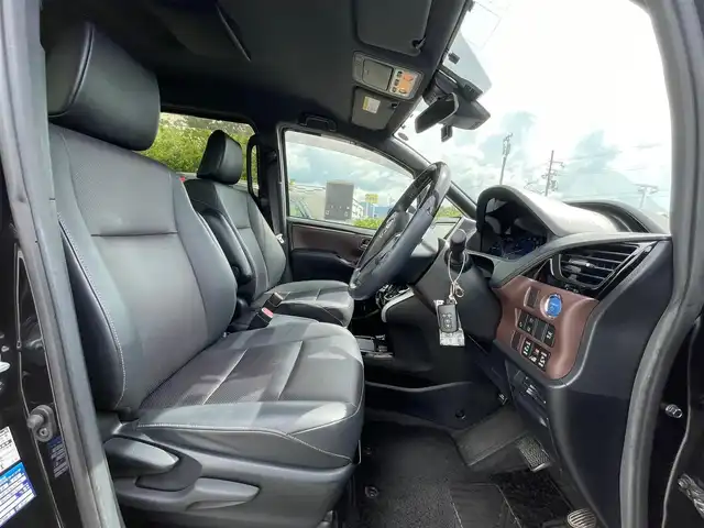 トヨタ エスクァイア ハイブリッド Gi 大阪府 2020(令2)年 6.9万km スパークリングブラックパールクリスタルシャイン ワンオーナー　/純正９インチナビ　/  フルセグTV/CD/DVD/Bluetooth/USB　/バックモニター　/衝突軽減ブレーキ/クリアランスソナー　/１１インチ後席モニター　/前席エアシートヒーター　/両側パワースライドドア　/クルーズコントロール/レーンキープアシスト　/前後ドライブレコーダー/オートマチックハイビーム/純正15インチアルミホイール　/純正フロアマット/プッシュスタート/スマートキー/ビルトインＥＴＣ　/ＬＥＤ
