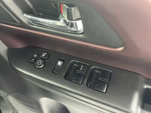 スズキ スペーシア カスタム HYBRID XS 沖縄県 2023(令5)年 1.5万km クールカーキPM 禁煙車　/社外ディスプレイオーディオ　/両側パワースライドドア　/ヘッドアップディスプレイ　/レーダークルーズコントロール　/ハーフレザーシート　/オットマン　/コーナーセンサー　/純正フロアマット/純正１５インチアルミホイール　/シートヒーター　/ＬＥＤヘッドライト