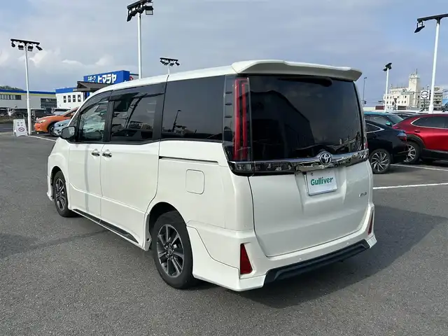 トヨタ ノア Si ダブルバイビーⅢ 長崎県 2021(令3)年 8万km ラグジュアリーホワイトパールクリスタルシャインガラスフレーク 純正10型ナビ/・バックカメラ/・フルセグテレビ/・CD/DVD/・Bluetooth/・AM/FM/純正フリップダウンモニター/TRDエアロ/両側パワースライドドア/ＬＥＤヘッドライト/ETC/前後ドライブレコーダー/トヨタセーフティーセンス/横滑り防止装置/レーンキープアシスト/純正フロアマット/スマートキー/プッシュスタート/スペアキー/新車保証書/取扱説明書